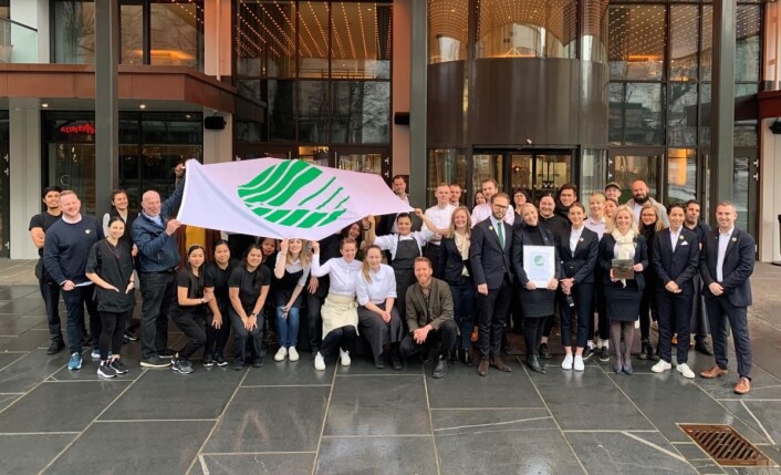 Mange av de ansatte samlet foran hotellet i forbindelse med tildelingen av Svanemerket tirsdag 11. februar. (Foto: Scandic Hotels) Mange av de ansatte samlet foran hotellet i forbindelse med tildelingen av Svanemerket tirsdag 11. februar. (Foto: Scandic Hotels)