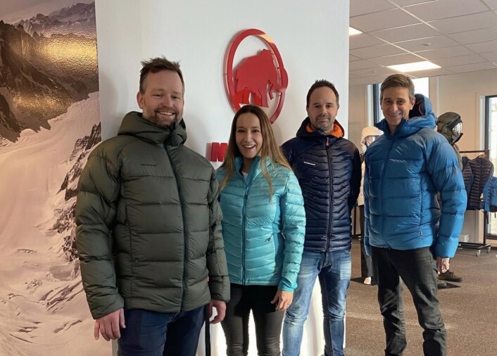 Opplevelseselskapet Norwegian Adventure Company (NAC) og utstyrsprodusenten Mammut inngår strategisk samarbeid. Fra venstre_ Øystein Halvorsen, Nina Kristine Madsen-Geelmuyden, Espen Ramsvik og Fredrik Geelmuyden. (Foto: NAC) Opplevelseselskapet Norwegian Adventure Company (NAC) og utstyrsprodusenten Mammut inngår strategisk samarbeid. Fra venstre_ Øystein Halvorsen, Nina Kristine Madsen-Geelmuyden, Espen Ramsvik og Fredrik Geelmuyden. (Foto: NAC)