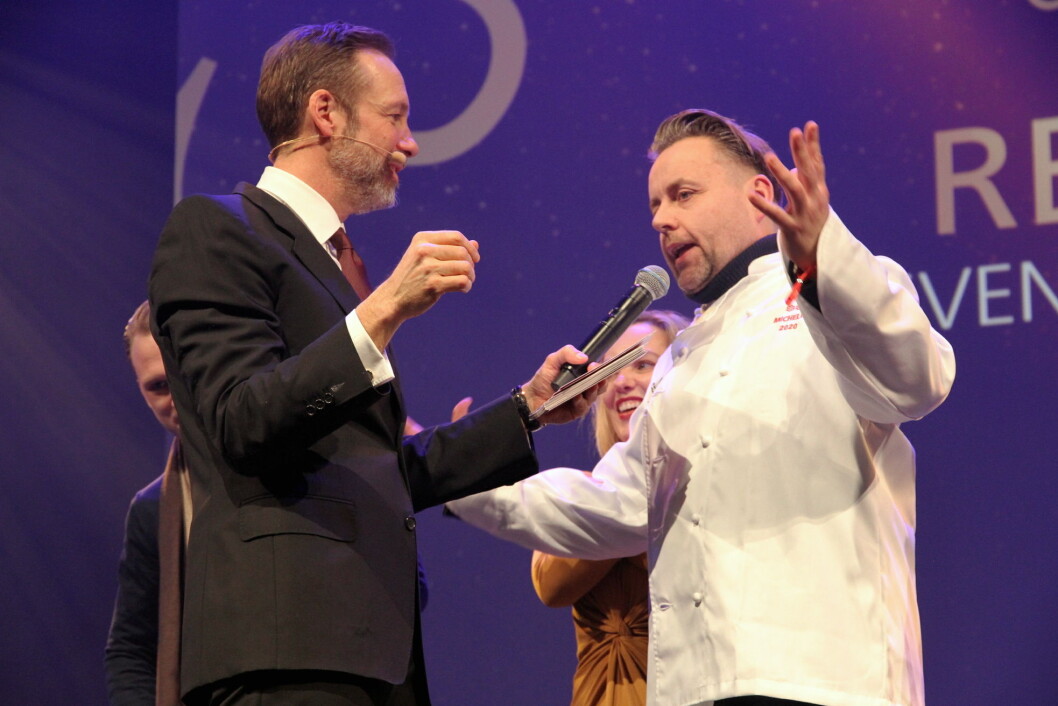 To stjerner til Re-Naa. Her Sven Erik Renaa med konferansier Thomas Giertsen. I bakgrunnen Torill Renaa. (Foto: Morten Holt) To stjerner til Re-Naa. Her Sven Erik Renaa med konferansier Thomas Giertsen. I bakgrunnen Torill Renaa. (Foto: Morten Holt)