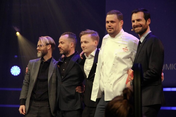 Første stjernerestauranten i Bergen: Bare. Her er Kristian Vangen (nummer to fra høyre) sammen med de andre fra restauranten som mottok stjernen. (Foto: Morten Holt) Første stjernerestauranten i Bergen: Bare. Her er Kristian Vangen (nummer to fra høyre) sammen med de andre fra restauranten som mottok stjernen. (Foto: Morten Holt)