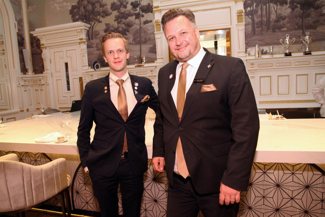 Sjefssommelier for Speilsalen, Henrik Dahl Jahnsen, sammen med hotelldirektør på Britannia Hotel, Mikael Forselius. Speilsalen var en av fire nye norske stjernerestauranter. (Foto: Morten Holt) Sjefssommelier for Speilsalen, Henrik Dahl Jahnsen, sammen med hotelldirektør på Britannia Hotel, Mikael Forselius. Speilsalen var en av fire nye norske stjernerestauranter. (Foto: Morten Holt)