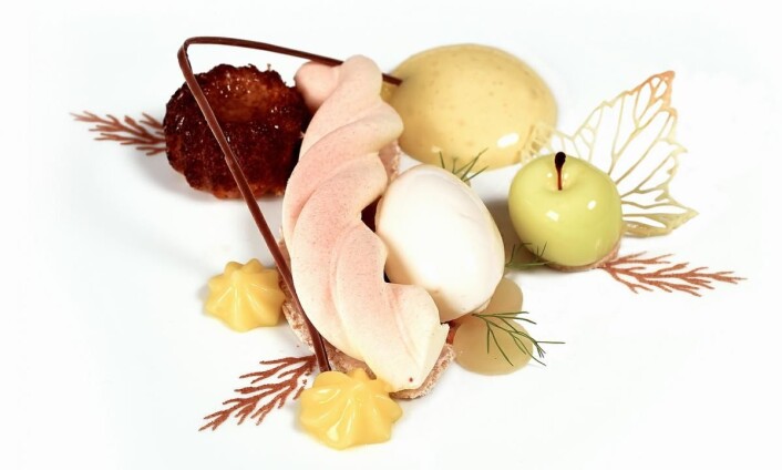 Det norske kokkelandslaget serverte denne desserten da de konkurrerte i kategorien Chefs Table i OL i kokkekunst i Stuttgart, 2020. Den bestod av epler fra Hardanger, rømme, yuzu, hvit sjokolade og mandler, og stod altså til gull. (Foto: Eirik Nilssen, Matbyrået Impuls)<br /> Det norske kokkelandslaget serverte denne desserten da de konkurrerte i kategorien Chefs Table i OL i kokkekunst i Stuttgart, 2020. Den bestod av epler fra Hardanger, rømme, yuzu, hvit sjokolade og mandler, og stod altså til gull. (Foto: Eirik Nilssen, Matbyrået Impuls)<br /> 