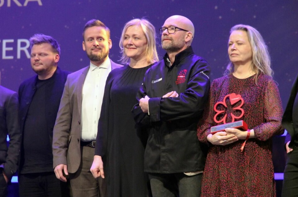 Heidi Bjerkan (midten) og Credo beholdt stjernene. Rasmus Munk (til venstre) og Alchemist i Danmark fikk to, mens svenske Oaxen Krog med Magnus Ek i spissen fikk bærekraftsprisen, som Credo fikk i 2019. Oaxen har også to stjerner i guiden. (Foto: Morten Holt)
