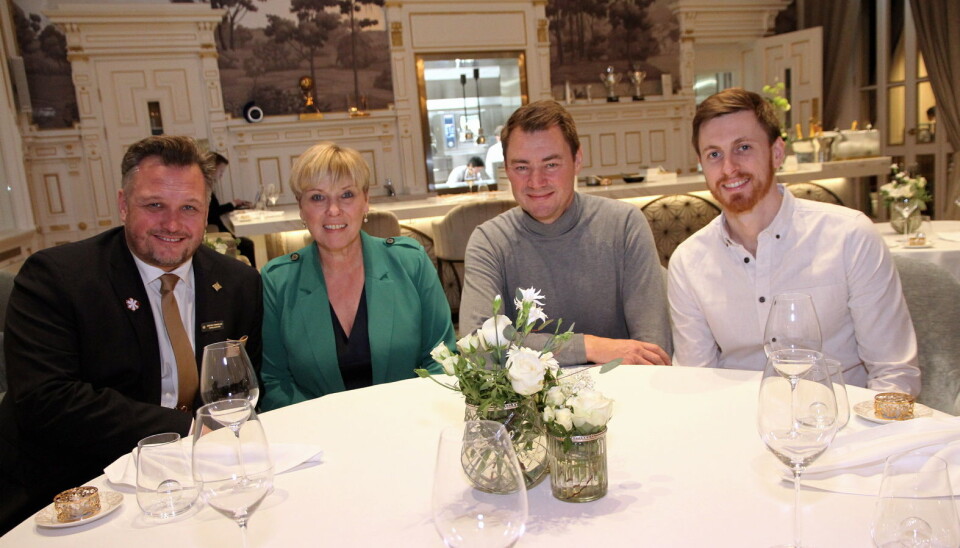Hotelldirektør på Britannia Hotel, Mikael Forselius (fra venstre), Giske Helene Daviknes og Ole Henrik Eftedal (begge fra 2080) og Niklas Norrheim. Sistnevnte er 2080s bindeledd mot produsentene ute i Europa. (Foto: Morten Holt)