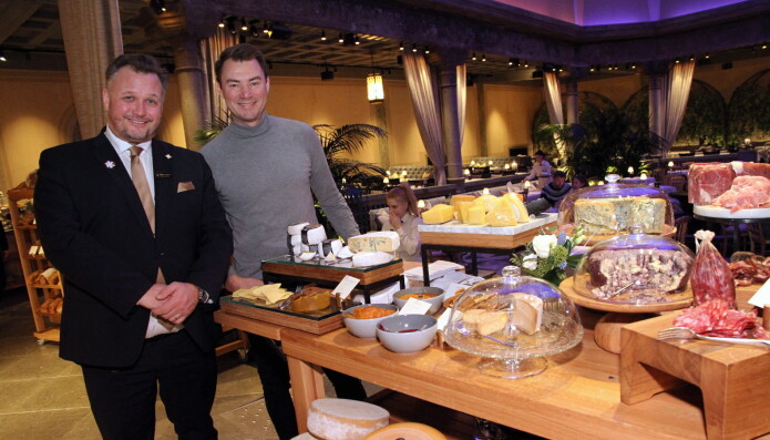 Hotelldirektør på Britannia Hotel, Mikael Forselius og partner i 2080, Ole Henrik Eftedal, i Palmehaven. (Foto: Morten Holt) Hotelldirektør på Britannia Hotel, Mikael Forselius og partner i 2080, Ole Henrik Eftedal, i Palmehaven. (Foto: Morten Holt)