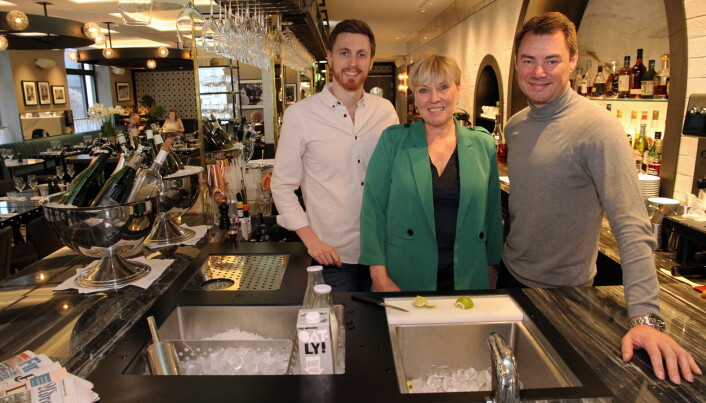 Niklas Norrheim, Giske Helene Daviknes og Ole Henrik Eftedal i Brasserie Britannia. (Foto: Morten Holt) Niklas Norrheim, Giske Helene Daviknes og Ole Henrik Eftedal i Brasserie Britannia. (Foto: Morten Holt)