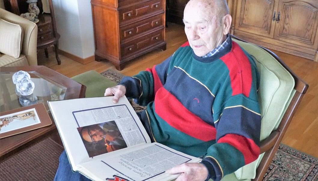 Arne Dalseng intervjuet Per Walter Larsen i 2018. Her leser han en artikkel i Storkjøkken (Horeca), skrevet om han av Odd H. Vanebo i forbindelse med 25-årsmarkeringen i 1985. (Foto: Arne Dalseng) Arne Dalseng intervjuet Per Walter Larsen i 2018. Her leser han en artikkel i Storkjøkken (Horeca), skrevet om han av Odd H. Vanebo i forbindelse med 25-årsmarkeringen i 1985. (Foto: Arne Dalseng)