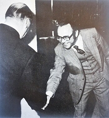 Fra Storkjøkken nr. 5 i mai 1973. Kong Olav hilser på Per Walter Larsen på Pewal Catering Utstyr sin stand på Nor-Shipping`73 på Sjølyst. (Faksimile fra Storkjøkken/Horeca) Fra Storkjøkken nr. 5 i mai 1973. Kong Olav hilser på Per Walter Larsen på Pewal Catering Utstyr sin stand på Nor-Shipping`73 på Sjølyst. (Faksimile fra Storkjøkken/Horeca)