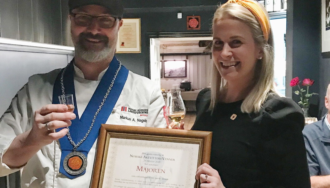 Elisabeth Gjestland, visepresident i Norges Akevittens Venner (NAV), tildeler daglig leder Markus Nagele utmerkelsen «Autorisert Akevittrestaurant». (Foto: Majorens Kro og Stue) Elisabeth Gjestland, visepresident i Norges Akevittens Venner (NAV), tildeler daglig leder Markus Nagele utmerkelsen «Autorisert Akevittrestaurant». (Foto: Majorens Kro og Stue)