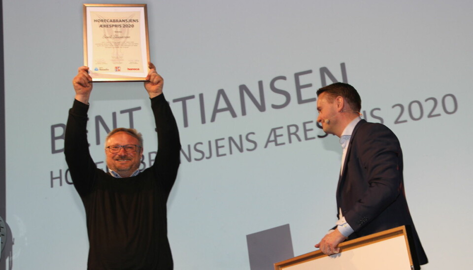Horecabransjens Ærespris 2020 til Bent Stiansen. Her sammen med prisutdeler Gjøran Sæther. (Foto: Morten Holt)