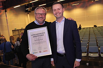 Bent Stiansen sammen med prisutdeler Gjøran Sæther, administrerende direktør i Fursetgruppen. (Foto: Morten Holt) Bent Stiansen sammen med prisutdeler Gjøran Sæther, administrerende direktør i Fursetgruppen. (Foto: Morten Holt)