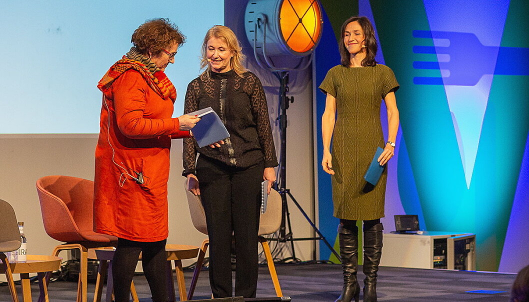 Landbruks- og matminister Olaug Bollestad får overlevert trendrapporten fra prosjektleder for Smak 2020, Torill Engelberg. Til høyre konferansier Siri-Lill Mannes. (Foto: Kristian Tjessem/Smak 2020) Landbruks- og matminister Olaug Bollestad får overlevert trendrapporten fra prosjektleder for Smak 2020, Torill Engelberg. Til høyre konferansier Siri-Lill Mannes. (Foto: Kristian Tjessem/Smak 2020)