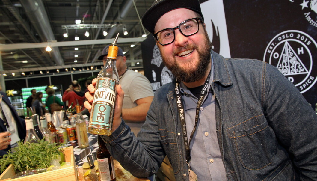 Frederik Dahl hos Oslo Håndverksdestilleri viser frem den nye akevitten Mannskoret på Smak 2020 på Norges Varemesse denne uka. (Foto: Morten Holt) Frederik Dahl hos Oslo Håndverksdestilleri viser frem den nye akevitten Mannskoret på Smak 2020 på Norges Varemesse denne uka. (Foto: Morten Holt)