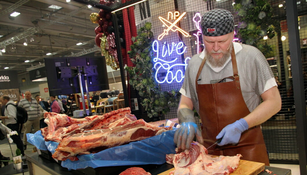 Fagsjef råvarer rødt kjøtt hos Nortura, Magne Bråten, tester gamle kunster. Han er utdannet kjøttskjærer. (Foto: Morten Holt)