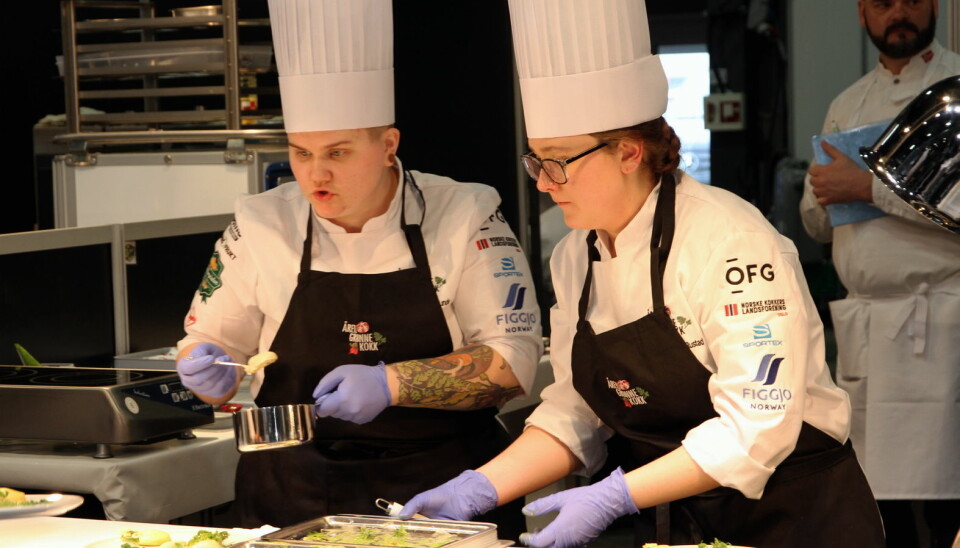 Eline Sofie Sunde (til venstre) og Emilie Søbakken Rustad fra Hotel Bristol i Oslo sikret bronsemedaljen i Årets grønne kokk 2020. (Foto: Morten Holt)