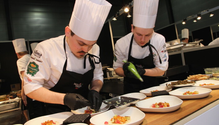 Sølv i Årets grønne kokk til Odd Rainer Hildrum (til venstre) og Christer Rørlien Henriksen fra Bjerck restaurant i Bergen. (Foto: Morten Holt) Sølv i Årets grønne kokk til Odd Rainer Hildrum (til venstre) og Christer Rørlien Henriksen fra Bjerck restaurant i Bergen. (Foto: Morten Holt)