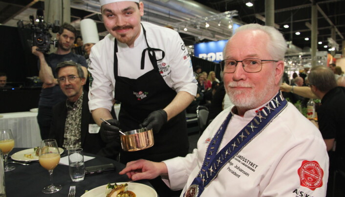 NKL-president Helge Johansen blir servert saus av Odd Rainer Hildrum fra Bjerck restaurant. (Foto: Morten Holt) NKL-president Helge Johansen blir servert saus av Odd Rainer Hildrum fra Bjerck restaurant. (Foto: Morten Holt)