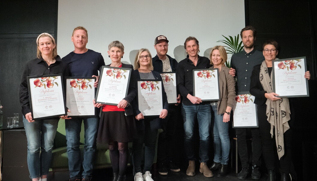 Ingeborg Lindheim fra Lindheim Ølkompani (fra venstre), Gjermund Åkre fra Edel Sider, Åse Marit Thorbjørnrud fra Bringebærlandet, May Britt Hagen Rognstad fra Hurdalsmost, Martin Bech-Ravn fra Solhøi cider, Ole Christoffer Røste og Trine Flaaten fra NeRø frukt, Torjus Børheim fra Ulvik Frukt og Cideri, Karin Mo Valland fra Sjuragarden. (Foto: Hanen) Ingeborg Lindheim fra Lindheim Ølkompani (fra venstre), Gjermund Åkre fra Edel Sider, Åse Marit Thorbjørnrud fra Bringebærlandet, May Britt Hagen Rognstad fra Hurdalsmost, Martin Bech-Ravn fra Solhøi cider, Ole Christoffer Røste og Trine Flaaten fra NeRø frukt, Torjus Børheim fra Ulvik Frukt og Cideri, Karin Mo Valland fra Sjuragarden. (Foto: Hanen)