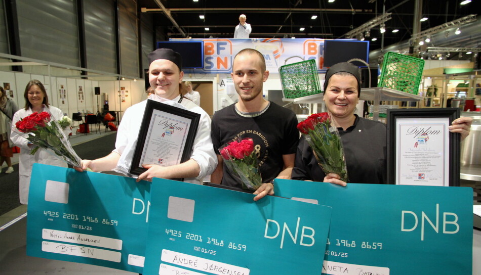 De tre beste i NM i maskinoppvask 2020. Fra venstre bronsevinner Ketil A. Andreassen, videre de to vinnerne André Jørgensen og Bezaneta Batalevic. (Foto: Morten Holt)