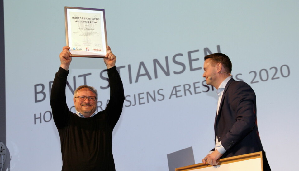 Bent Stiansen ble tildelt Horecabransjens Ærespris 2020, en pris Horeca, NHO Reiseliv og BFSN står bak. Til høyre prisutdeler Gjøran Sæther, som er administrerende direktør i Fursetgruppen (Foto: Morten Holt)