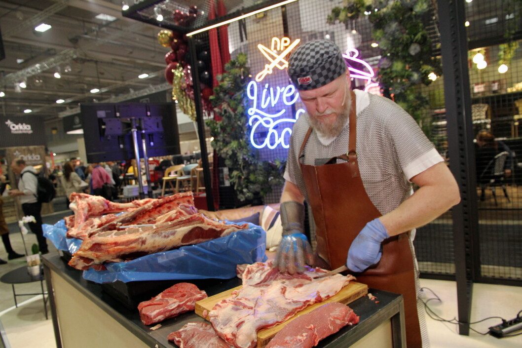 Magne Bråten fra Nortura i aksjon. (Foto: Morten Holt) Magne Bråten fra Nortura i aksjon. (Foto: Morten Holt)
