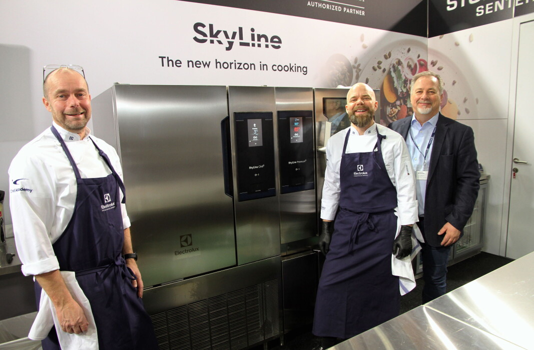 Torbjørn Nilsson (til venstre) er en av de tre som har utviklet Skyline. Videre Christen Stray og Knut R. Johannessen fra Electrolux Professional i Norge. (Foto: Morten Holt) Torbjørn Nilsson (til venstre) er en av de tre som har utviklet Skyline. Videre Christen Stray og Knut R. Johannessen fra Electrolux Professional i Norge. (Foto: Morten Holt)