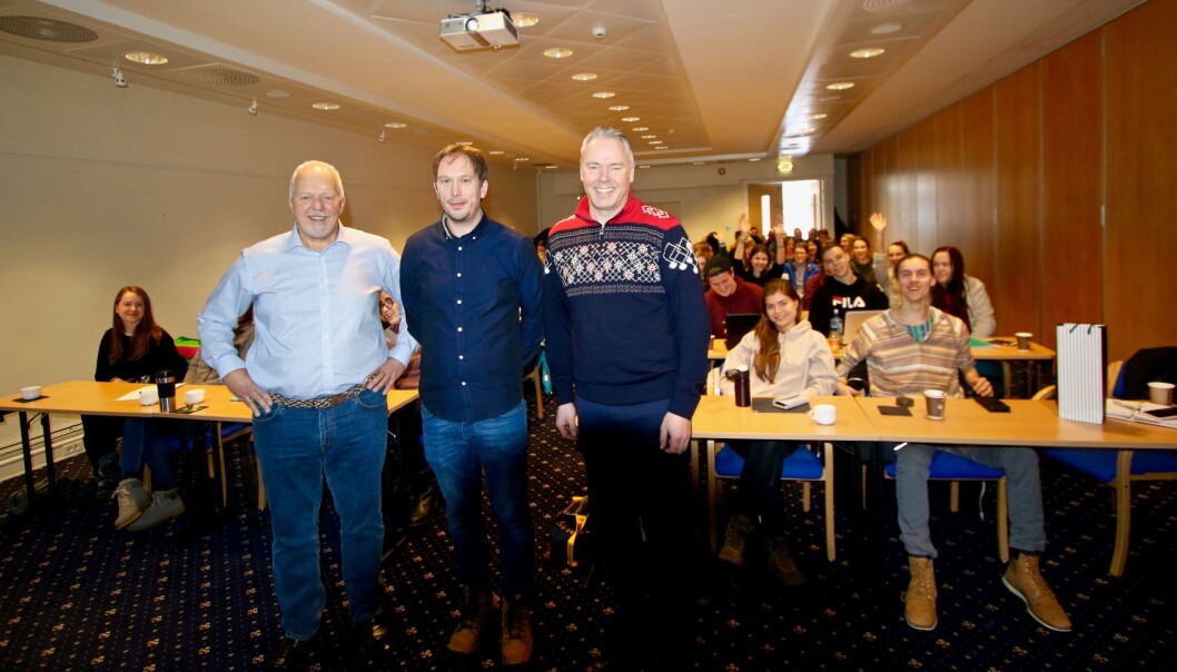 Høgskolelektor Svein Erik Nordhagen fra Handelshøyskolen Innlandet på Lillehammer, flankert av direktør Atle Hovi og PR-strateg Bjørn B Jacobsen. (Foto: DestinasjonsKirurgene) Høgskolelektor Svein Erik Nordhagen fra Handelshøyskolen Innlandet på Lillehammer, flankert av direktør Atle Hovi og PR-strateg Bjørn B Jacobsen. (Foto: DestinasjonsKirurgene)