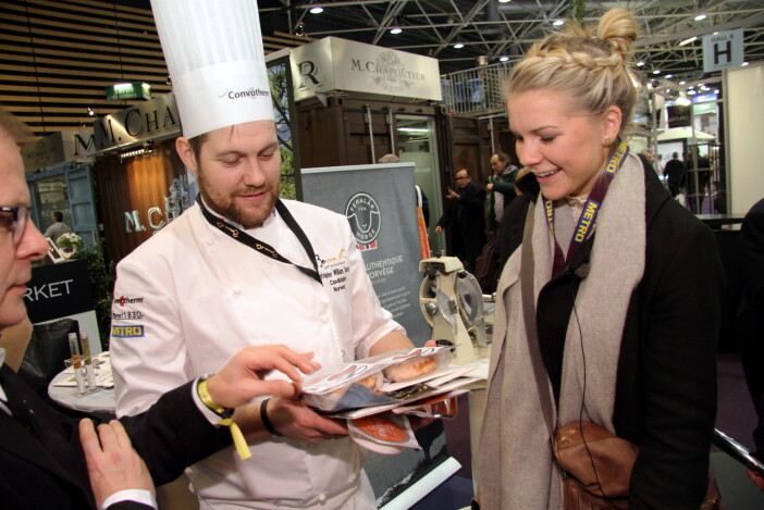 Christopher W. Davidsen, her sammen med Ada Hegerberg i Lyon. Arne Sørvig, daglig leder for Stiftelsen Årets kokk/Bocuse d'Or Norge skimtes til venstre. (Foto: Morten Holt) Christopher W. Davidsen, her sammen med Ada Hegerberg i Lyon. Arne Sørvig, daglig leder for Stiftelsen Årets kokk/Bocuse d'Or Norge skimtes til venstre. (Foto: Morten Holt)