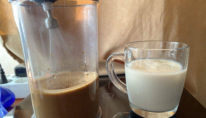 Enkelt å lage. Bland kaffe, varmt vann og sukker (alternativt agave-sirup/kokosblomstsukker) og melk med isbiter. (Foto: Heidi Fjelland) Enkelt å lage. Bland kaffe, varmt vann og sukker (alternativt agave-sirup/kokosblomstsukker) og melk med isbiter. (Foto: Heidi Fjelland)