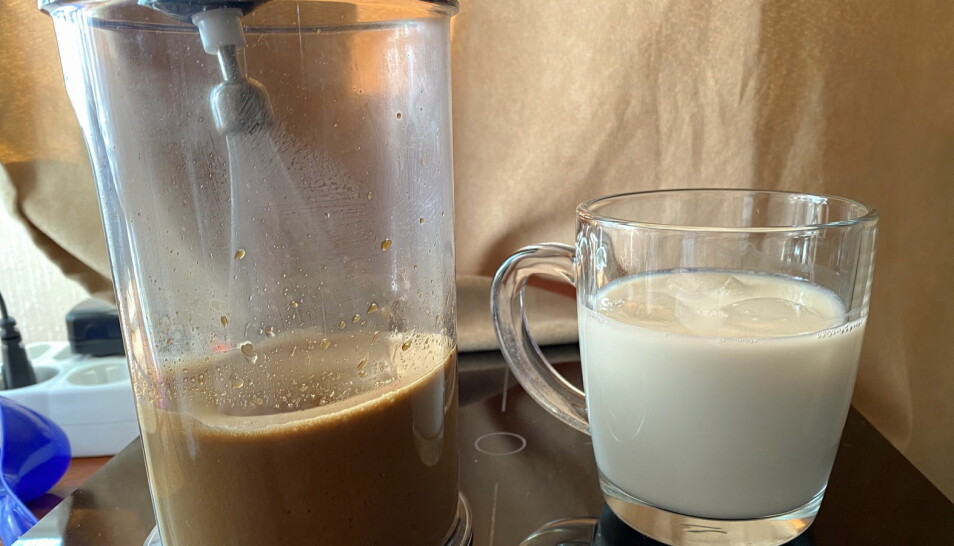 Enkelt å lage. Bland kaffe, varmt vann og sukker (alternativt agave-sirup/kokosblomstsukker) og melk med isbiter. (Foto: Heidi Fjelland)