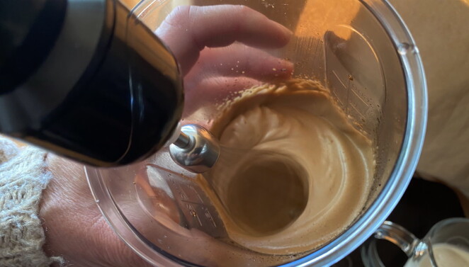 Visp pulverkaffe, vann og sukker (alternativt agavesirup eller kokosblomstsukker) godt. (Foto: Heidi Fjelland) Visp pulverkaffe, vann og sukker (alternativt agavesirup eller kokosblomstsukker) godt. (Foto: Heidi Fjelland)
