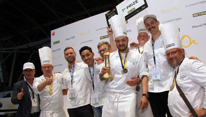 Hele teamet samlet da Chrisfian A. Pettersen vant gull i Bocuse d'Or Europe i Torino i Italia i 2018. (Foto: Morten Holt) Hele teamet samlet da Chrisfian A. Pettersen vant gull i Bocuse d'Or Europe i Torino i Italia i 2018. (Foto: Morten Holt)