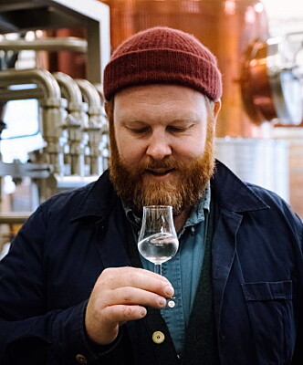 Nuet Dry Aquavit er utviklet av produktutvikler Benjamin Lee, som også er medeier og daglig leder av Merkur Bar i Oslo. (Foto: Nuet Akevitt) Nuet Dry Aquavit er utviklet av produktutvikler Benjamin Lee, som også er medeier og daglig leder av Merkur Bar i Oslo. (Foto: Nuet Akevitt)