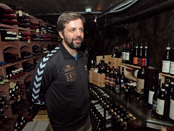 Bjarne Waagenes åpner vingrotten for vinsmaking og har også spesialbrygget øl og sider å by på. (Foto: Georg Mathisen) Bjarne Waagenes åpner vingrotten for vinsmaking og har også spesialbrygget øl og sider å by på. (Foto: Georg Mathisen)