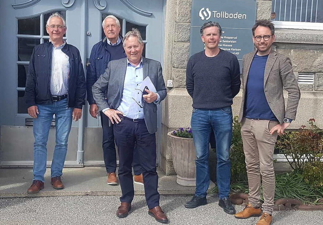 Ove Svendsen (Gorines AS, fra venstre), Roar Antonsen (Gourmetcompagniet AS), Øyvind Svendsen (Gorines AS), Bernt Ove Svendsen (Gorines AS) og Bjørn Landgraff (foran, Gourmetcompagniet). (Foto: Gorines/Gourmetcompagniet) Ove Svendsen (Gorines AS, fra venstre), Roar Antonsen (Gourmetcompagniet AS), Øyvind Svendsen (Gorines AS), Bernt Ove Svendsen (Gorines AS) og Bjørn Landgraff (foran, Gourmetcompagniet). (Foto: Gorines/Gourmetcompagniet)