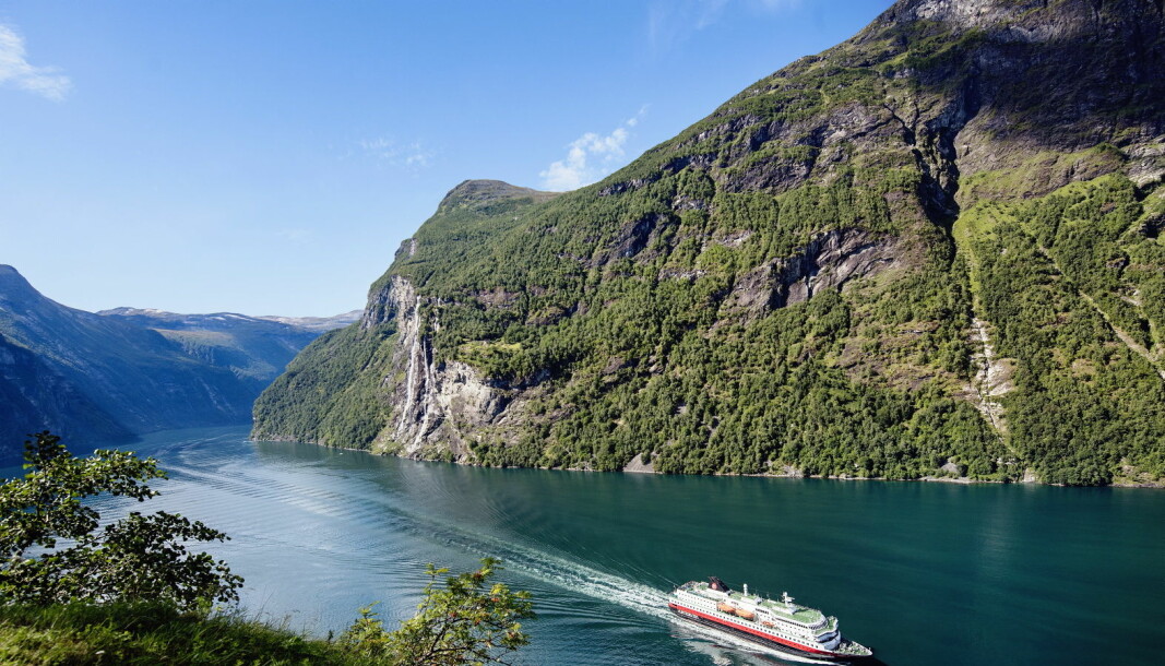 MS Nordlys på vei inn Geirangerfjorden. (Foto: Agurtxane Concellon/Hurtigruten)