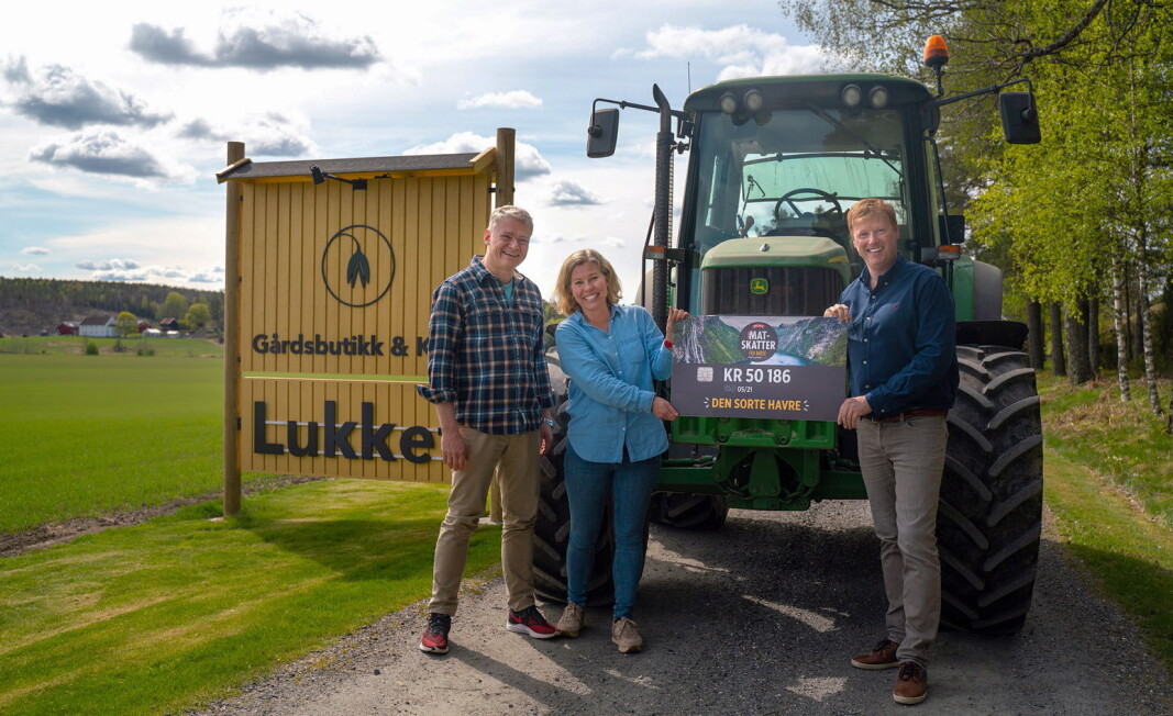 Meny-sjef Vegard Kjuus overrekker 50 186 kroner til Ingunn og Johan Anstensrud i Den Sorte Havre. (Foto: Michael Johnsen) Meny-sjef Vegard Kjuus overrekker 50 186 kroner til Ingunn og Johan Anstensrud i Den Sorte Havre. (Foto: Michael Johnsen)