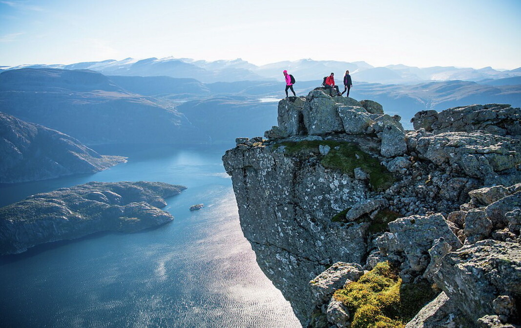 Hornelen er Europas høyeste sjøklippe, 860 meter over Frøysjøen. (Foto: Sverre Hjørnevik/Fjord Norge) Hornelen er Europas høyeste sjøklippe, 860 meter over Frøysjøen. (Foto: Sverre Hjørnevik/Fjord Norge)