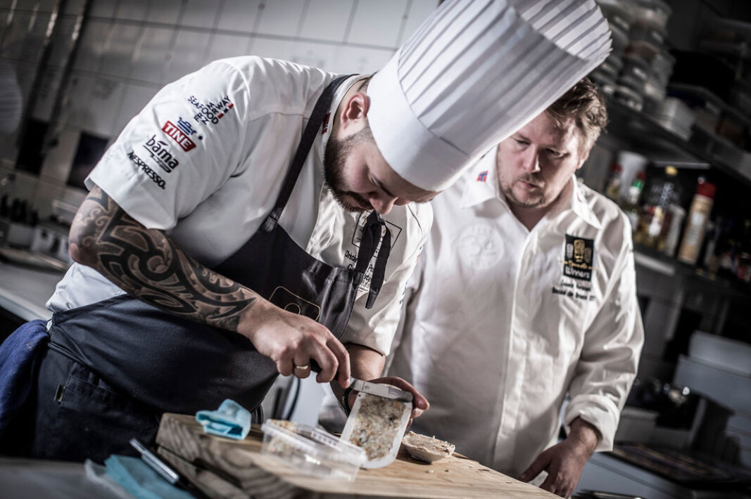 Norges Bocuse d'Or-kandidat Christian A. Pettersen (til venstre) sammen med coach Gunnar Hvarnes. (Foto: Tom Haga) Norges Bocuse d'Or-kandidat Christian A. Pettersen (til venstre) sammen med coach Gunnar Hvarnes. (Foto: Tom Haga)