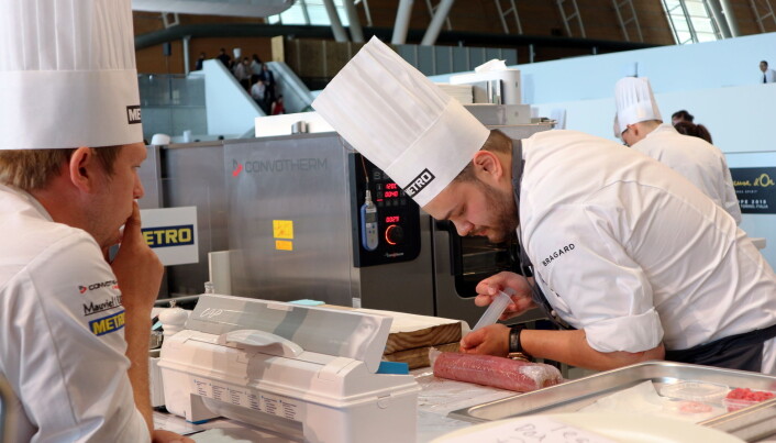 Christian A. Pettersen i aksjon i Bocuse d'Or Europe i Torino i 2018 - der han vant. Til venstre coach Gunnar Hvarnes. (Foto: Morten Holt) Christian A. Pettersen i aksjon i Bocuse d'Or Europe i Torino i 2018 - der han vant. Til venstre coach Gunnar Hvarnes. (Foto: Morten Holt)