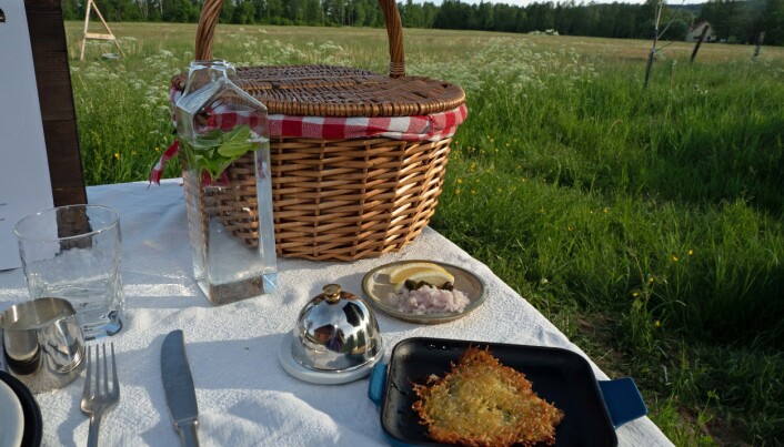 Den svenske versjonen av røsti med crème fraîche og kaviar – råraka – er temmelig fast forrett. (Foto: Georg Mathisen) Den svenske versjonen av røsti med crème fraîche og kaviar – råraka – er temmelig fast forrett. (Foto: Georg Mathisen)