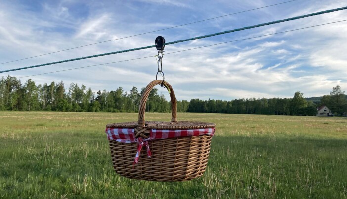 Slik serveres maten i Ransäter. Når Bord för en-vertskapet prøver å få med seg flere på samme konsept, er et av kravene at du kan servere på kreativt vis uten servitører. (Foto: Georg Mathisen) Slik serveres maten i Ransäter. Når Bord för en-vertskapet prøver å få med seg flere på samme konsept, er et av kravene at du kan servere på kreativt vis uten servitører. (Foto: Georg Mathisen)