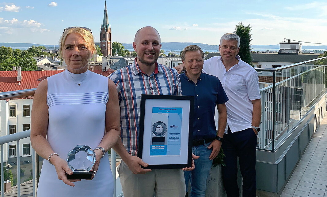 Årets medlemsbedrift ble Mortens Kro. Fra venstre Siw Hausmann (Mortens Kro), Kåre Hansen (Mortens Kro), Ivar Akerlie (distriktssjef i NHO Reiseliv Innkjøpskjeden) og Morten Karlsen (direktør for verving og innkjøp i NHO Reiseliv Innkjøpskjeden). (Foto: Anna Ellingsen) Årets medlemsbedrift ble Mortens Kro. Fra venstre Siw Hausmann (Mortens Kro), Kåre Hansen (Mortens Kro), Ivar Akerlie (distriktssjef i NHO Reiseliv Innkjøpskjeden) og Morten Karlsen (direktør for verving og innkjøp i NHO Reiseliv Innkjøpskjeden). (Foto: Anna Ellingsen)