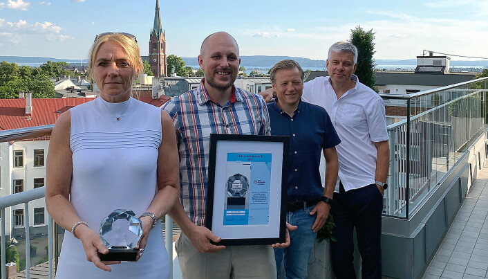 Årets medlemsbedrift ble Mortens Kro. Fra venstre Siw Hausmann (Mortens Kro), Kåre Hansen (Mortens Kro), Ivar Akerlie (distriktssjef i NHO Reiseliv Innkjøpskjeden) og Morten Karlsen (direktør for verving og innkjøp i NHO Reiseliv Innkjøpskjeden). (Foto: Anna Ellingsen) Årets medlemsbedrift ble Mortens Kro. Fra venstre Siw Hausmann (Mortens Kro), Kåre Hansen (Mortens Kro), Ivar Akerlie (distriktssjef i NHO Reiseliv Innkjøpskjeden) og Morten Karlsen (direktør for verving og innkjøp i NHO Reiseliv Innkjøpskjeden). (Foto: Anna Ellingsen)