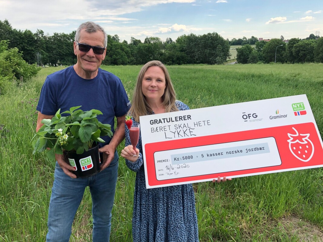 Elin Børter-Eriksson fikk en av de første jordbærplantene som skal plantes hjemme i hagen og gode råd om stell og pleie fra Bjarne Kjøs. (Foto: OFG) Elin Børter-Eriksson fikk en av de første jordbærplantene som skal plantes hjemme i hagen og gode råd om stell og pleie fra Bjarne Kjøs. (Foto: OFG)