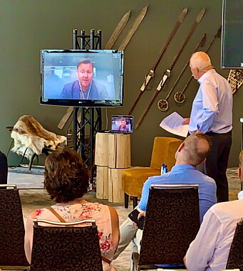 Assisterende helsedirektør Espen Nakstad deltok live via Skype i den timelange dialogsamtalen på det nye Velkomstsenteret på Beitostølen, med programleder Bjørn B Jacobsen til høyre. (Foto: DestinasjonsKirurgene) Assisterende helsedirektør Espen Nakstad deltok live via Skype i den timelange dialogsamtalen på det nye Velkomstsenteret på Beitostølen, med programleder Bjørn B Jacobsen til høyre. (Foto: DestinasjonsKirurgene)