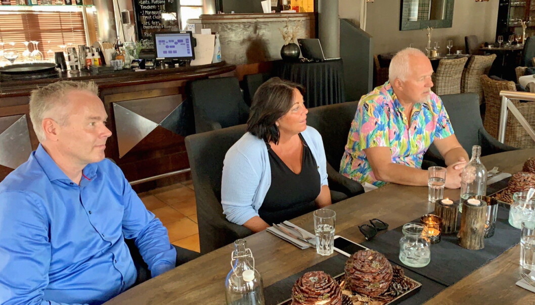 Lunsj på Cafeén hos Barcraft på Beitostølen, før ettermiddagens program: Atle Hovi, Bente Bratland Holm og produsent for denne dagen på Beitostølen, Bjørn B Jacobsen fra DestinasjonsKirurgene. (Foto: DestinasjonsKirurgene) Lunsj på Cafeén hos Barcraft på Beitostølen, før ettermiddagens program: Atle Hovi, Bente Bratland Holm og produsent for denne dagen på Beitostølen, Bjørn B Jacobsen fra DestinasjonsKirurgene. (Foto: DestinasjonsKirurgene)