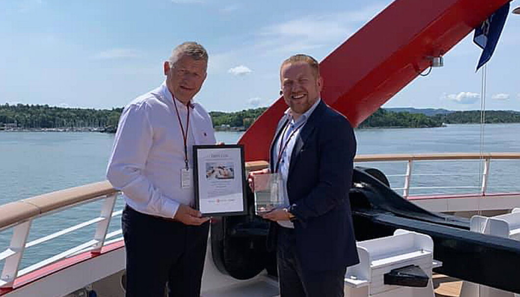 André Pettersen (til høyre) i Hurtigruten mottar prisen av NKLs daglige leder Espen Wasenius. (Foto: NKL) André Pettersen (til høyre) i Hurtigruten mottar prisen av NKLs daglige leder Espen Wasenius. (Foto: NKL)