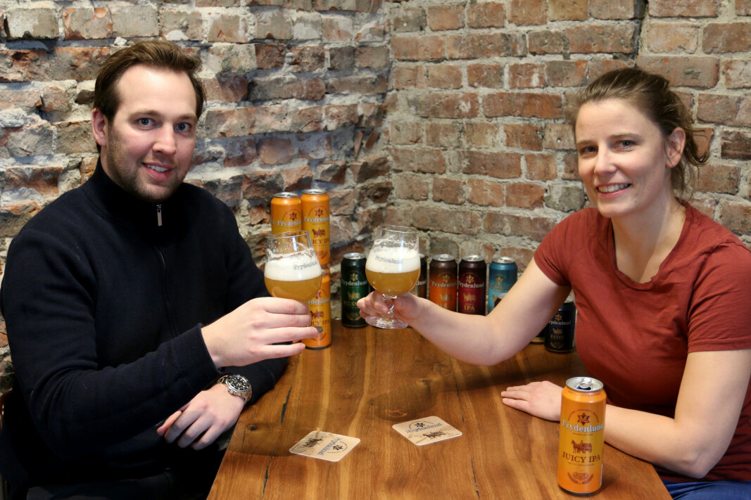 Hans Petter Gramer sammen med ølbrygger og produktutvikler Karoline Underthun, som har laget Frydenlund Juicy IPA. (Foto: Ringnes)