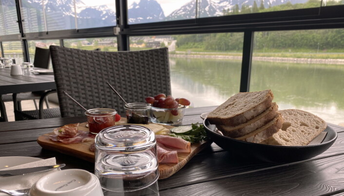 Frokost på Hotel Geist i Åndalsnes. (Foto: Morten Holt) Frokost på Hotel Geist i Åndalsnes. (Foto: Morten Holt)